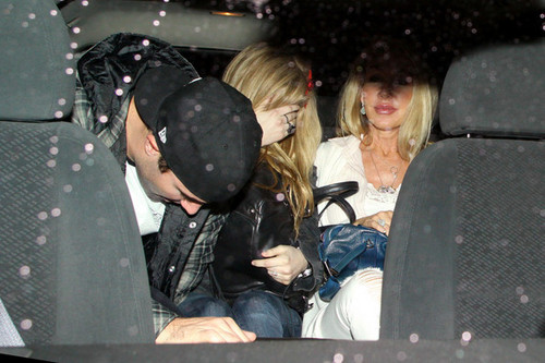  Avril, Brody and his mother out and about!