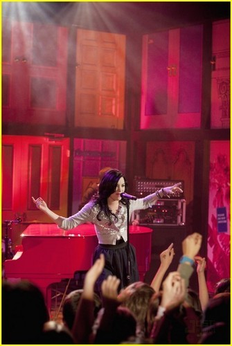  Demi Lovato Sings On Sonny!