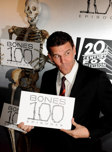  raposa Celebrates bones 100th Episode