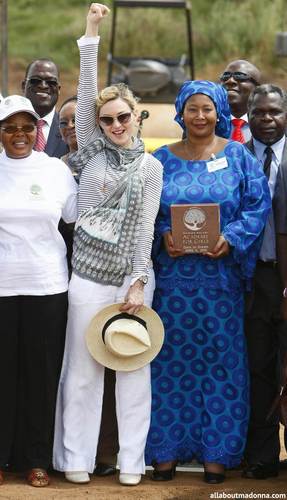  मैडोना lays first brick of her Malawi school