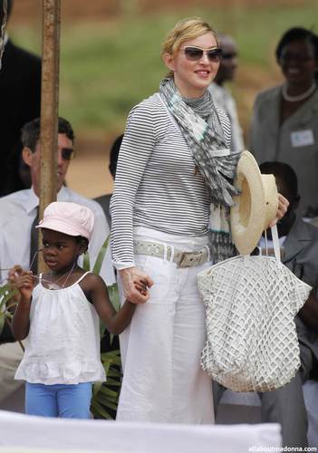  Мадонна lays first brick of her Malawi school