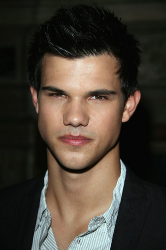 Taylor Lautner Hosts ‘Soiree Ambassadeur’ by LG and Orange