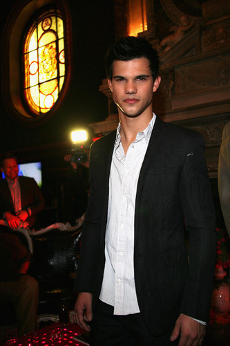 Taylor Lautner Hosts ‘Soiree Ambassadeur’ by LG and Orange