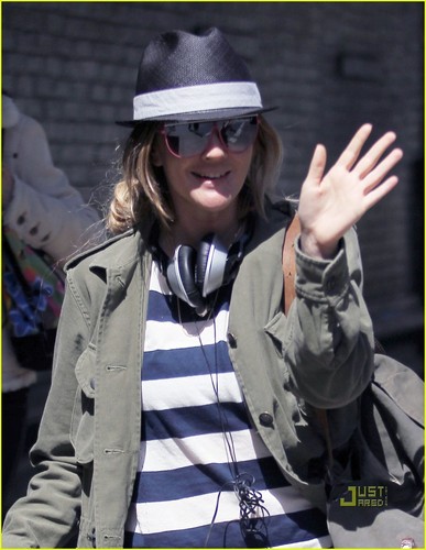  Drew Barrymore Starts 'The Week' Off Right