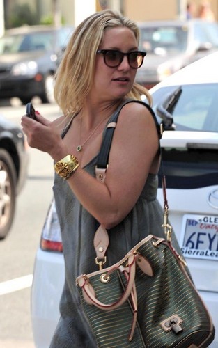  Kate Hudson out to lunch in Santa Monica (March 23)