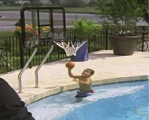  playing baloncesto in the pool :D