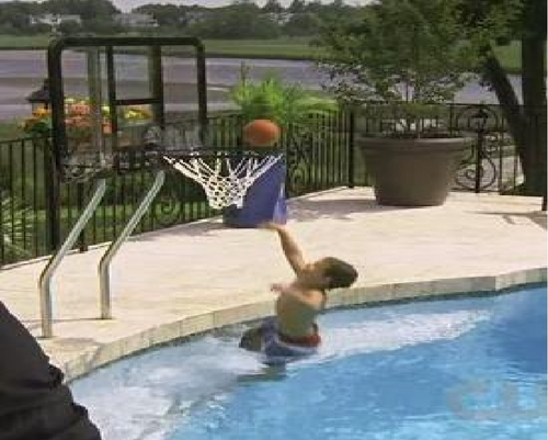  playing basketbal in the pool :D