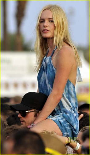  Alexander Skarsgard & Kate Bosworth at Coachella 음악 Festival