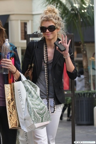  AnnaLynne McCord and her sister Rachel McCord go shopping together