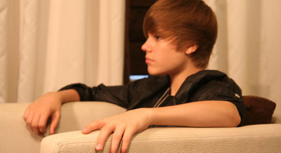  Candids > 2010 > Justin Sits Down With এমটিভি News 2010