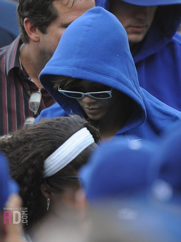  리한나 shows up to support LA Dodgers - April 13, 2010