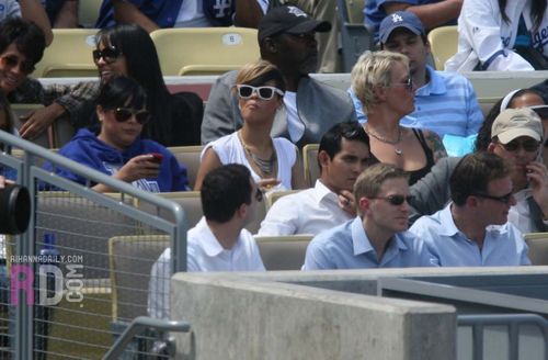  리한나 shows up to support LA Dodgers - April 13, 2010