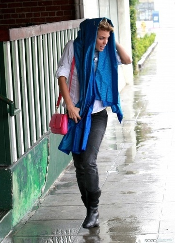 AnnaLynne McCord braves the rain as she heads to Barney’s Beanery