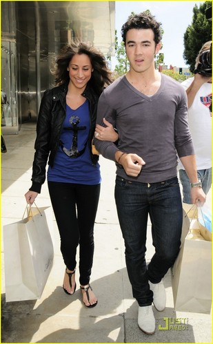  Kevin & Danielle Jonas: Cute Kitson Couple