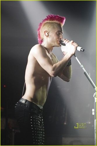  Shirtless Jared Leto: 30 seconden to Mars Concert!