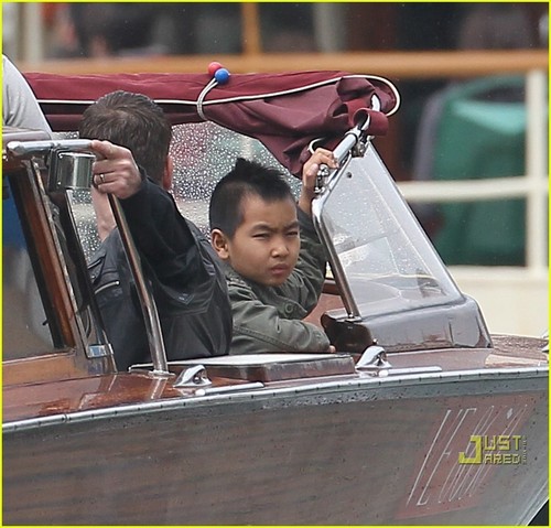  Brad Pitt: bateau Bonding with the Kids!