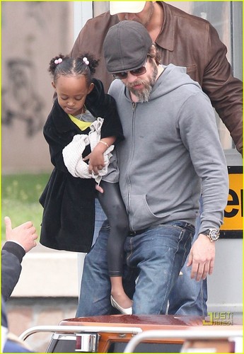  Brad Pitt: নৌকা Bonding with the Kids!