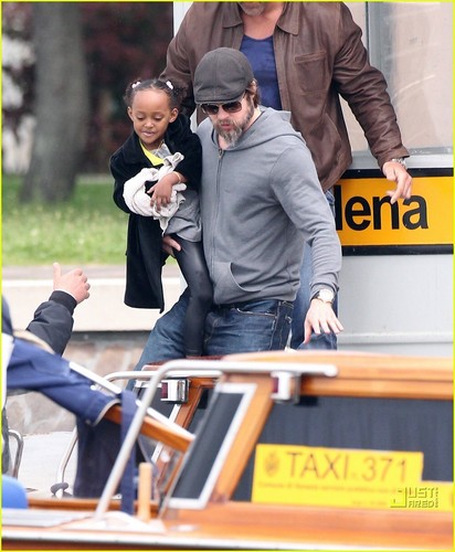  Brad Pitt: bangka Bonding with the Kids!