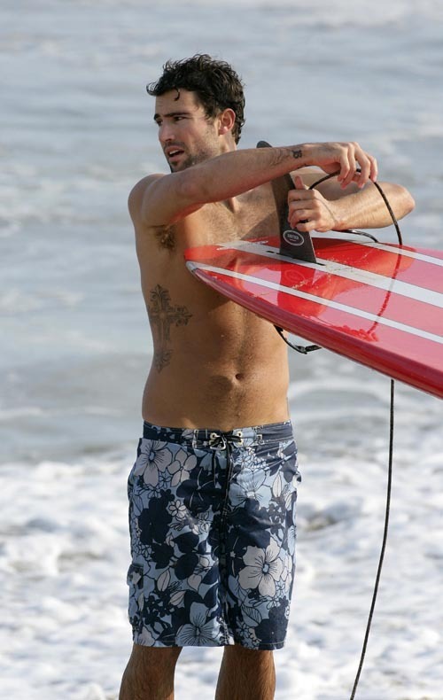 http://images2.fanpop.com/image/photos/11700000/Brody-surfing-in-Malibu-brody-jenner-11735144-500-790.jpg