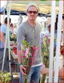 CHAD MICHAEL MURRAY PICKS THE PERFECT BOUQUET - one-tree-hill photo