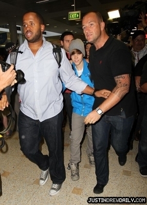  Candids > 2010 > Arriving at Sydney International Airport (April 24th)
