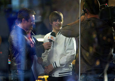 Events > 2010 > April 26th - Justin Performs At Sunrise