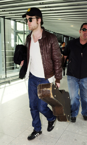  HQ Pictures of Robert Pattinson at Heathrow Airpor - Going To Vancoiver