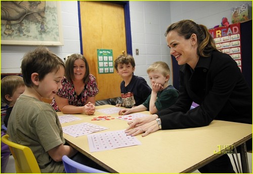  Jennifer Garner Reads to Kentucky Kids for 'Idol Gives Back'