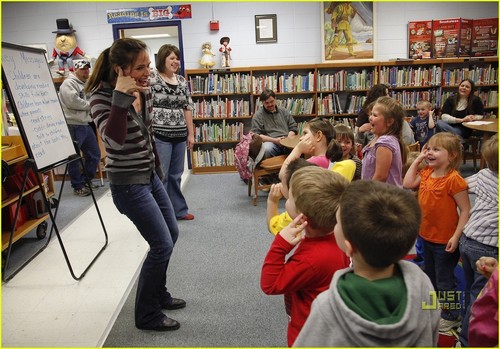  Jennifer Garner Reads to Kentucky Kids for 'Idol Gives Back'