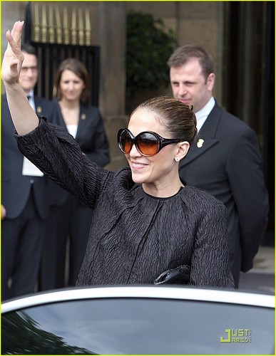  Jennifer Lopez Backs Up Paris