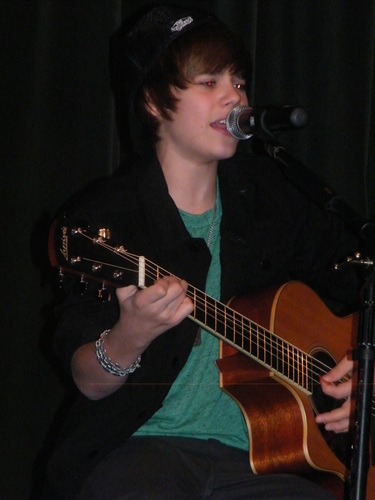  Justin Bieber @ Ridley 10-23-09 (2)