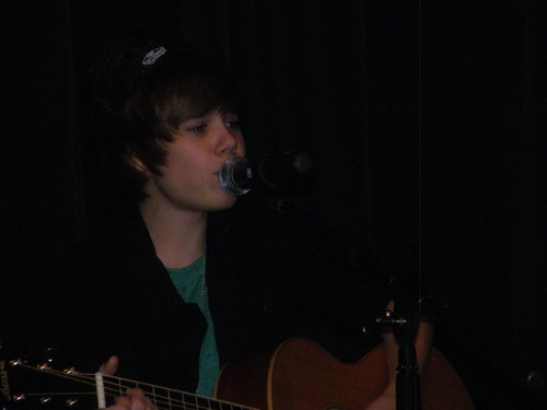Justin Bieber @ Ridley 10-23-09 (2)