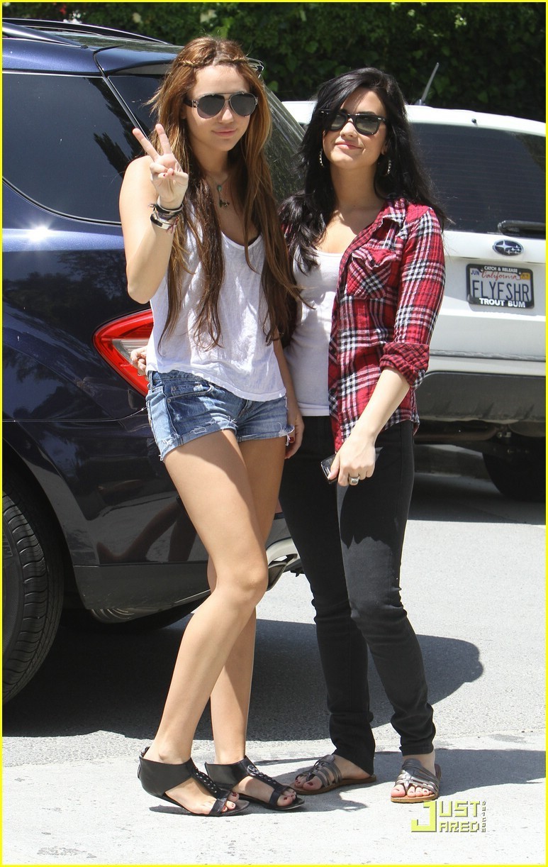 http://images2.fanpop.com/image/photos/11700000/Miley-Cyrus-Demi-Lovato-Toluca-Lake-Twosome-demi-lovato-and-miley-cyrus-11767956-773-1222.jpg
