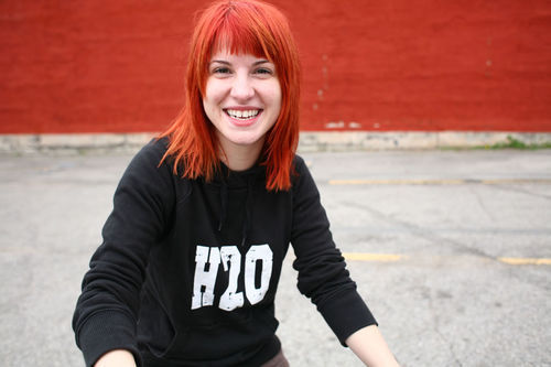 How does hayley williams style her hair