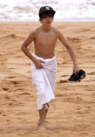  Shirtless Bieber! <3