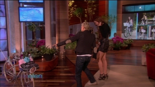  The Ellen tunjuk with Miley Cyrus