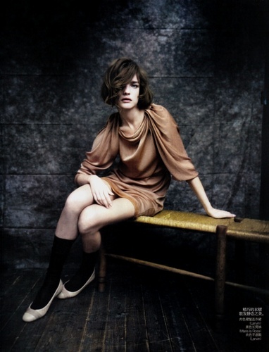  Vogue China May 2010 || The Seated Beauty