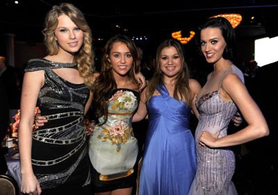 the girls at an awards show <3