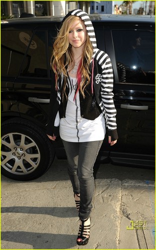  Avril Lavigne: Abbey Dawn Hoodie Hottie!