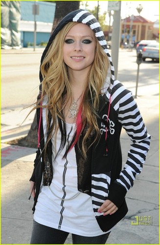 Avril Lavigne: Abbey Dawn Hoodie Hottie!