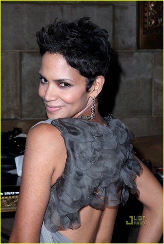  Halle Berry: DKMS Dedicated