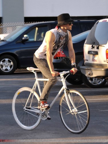  Jared Leto - Bike ride in Miami - 27 April 2010