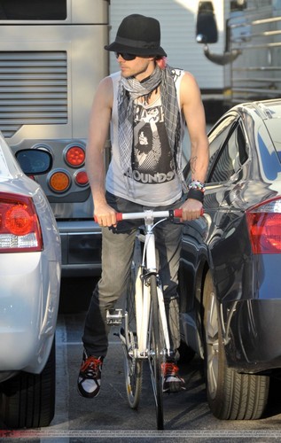 Jared Leto - Bike ride in Miami - 27 April 2010