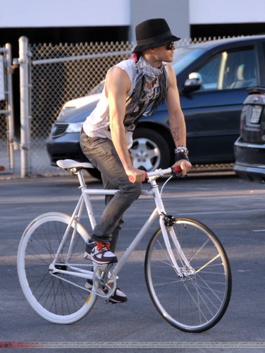  Jared Leto - Bike ride in Miami - 27 April 2010