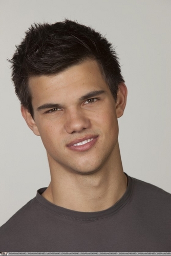  New/Old Portraits Of Taylor Lautner From ‘Valentine’s Day’