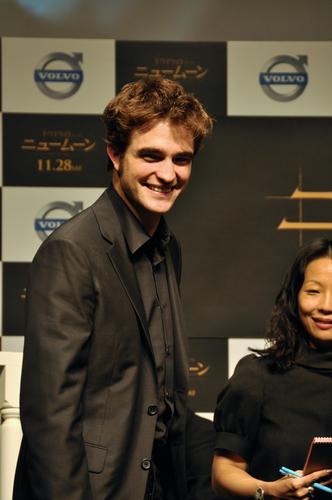 Old/New Fan Pictures of Robert Patiinson in Japan 