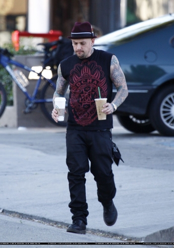  BENJI SPOTTED GETTING COFFEE (30TH APRIL)