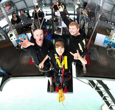 Candids > 2010 > April 27th - Bungee Jumping In New Zealand 
