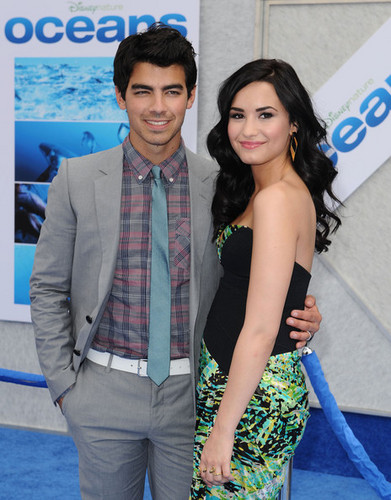  Demi arrives at the Premiere Of Disneynature's "Oceans" on April 17, 2010 in Hollywood, California