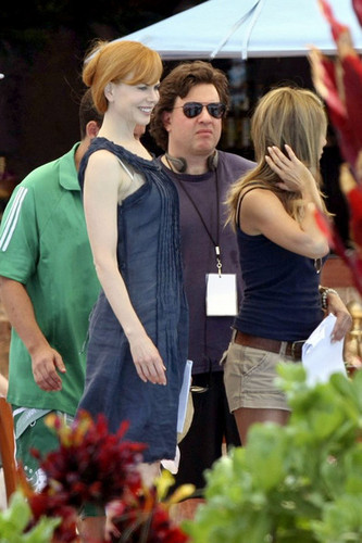  Jennifer Aniston on the set of Just Go With It w/ costars Nicole Kidman
